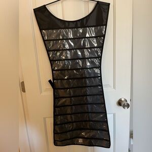 JEWELRY HOLDER/TRAVEL CARRIER